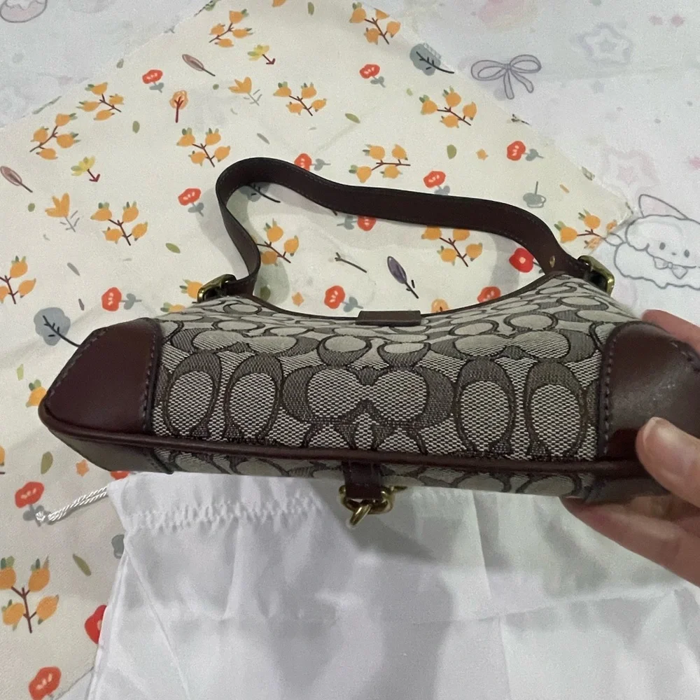 Coach dimensions l26